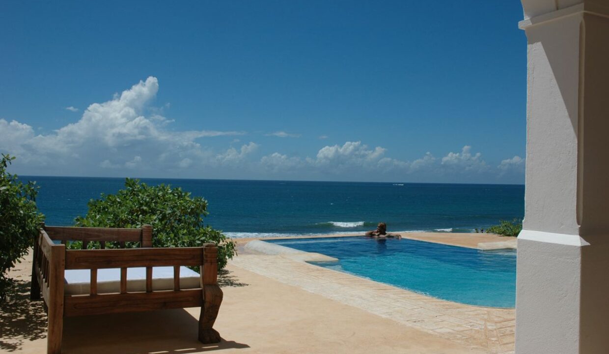 Dhow-House-pool-and-sea